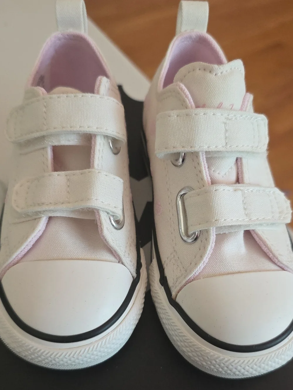 NEW Converse Chuck Taylor All Star Heart Sneakers-8 Toddler